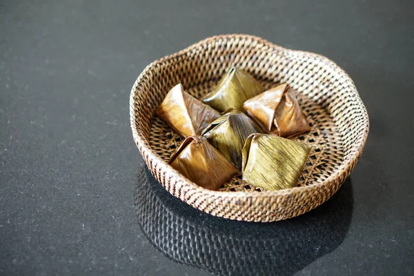 Dolma hamur piramit tatlı üzerinde bambu desen sepet