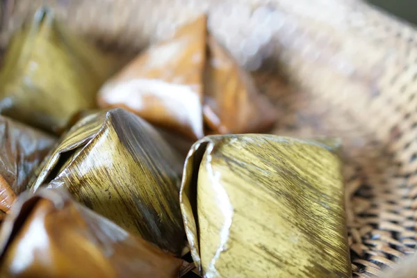 Dolma hamur piramit tatlı üzerinde bambu desen sepet