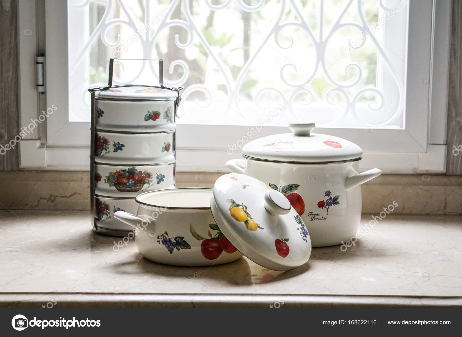 https://st3.depositphotos.com/9357008/16862/i/1600/depositphotos_168622116-stock-photo-vintage-cooking-pot-and-tiffin.jpg