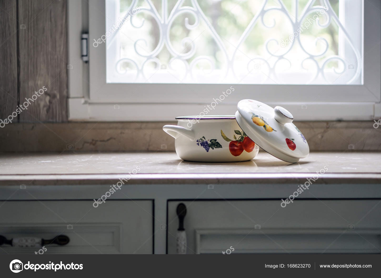 Olla sobre la mesa de cocina vintage — Foto de stock © tarnrit ... Olla sobre la mesa de cocina vintage — Foto de stock © tarnrit ...