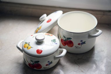 Vintage mutfak masasının üzerinde pot pişirme