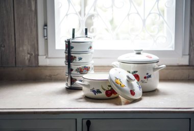Mutfak masasının üstünde ayarla vintage pişirme tencere ve tiffin taşıyıcı