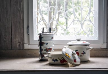 Mutfak masasının üstünde ayarla vintage pişirme tencere ve tiffin taşıyıcı