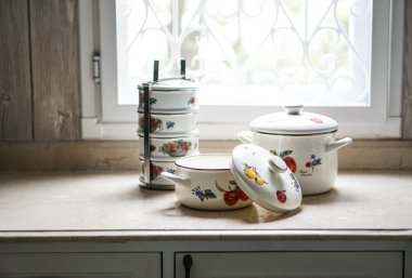 Mutfak masasının üstünde ayarla vintage pişirme tencere ve tiffin taşıyıcı
