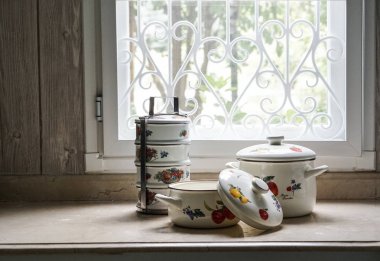 Mutfak masasının üstünde ayarla vintage pişirme tencere ve tiffin taşıyıcı