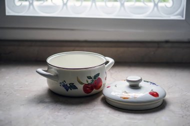 Vintage mutfak masasının üzerinde pot pişirme