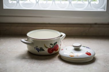 Vintage mutfak masasının üzerinde pot pişirme