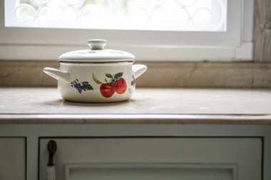 Vintage mutfak masasının üzerinde pot pişirme