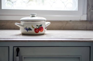 Vintage mutfak masasının üzerinde pot pişirme