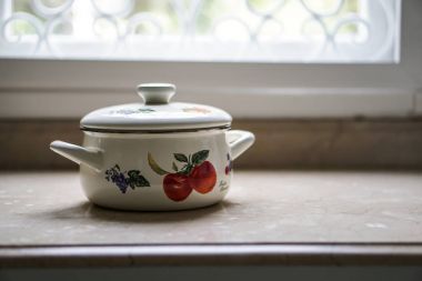Vintage mutfak masasının üzerinde pot pişirme