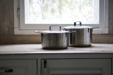 eski alüminyum paslanmaz çelik mutfak masasının üzerinde pot pişirme