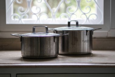 eski alüminyum paslanmaz çelik mutfak masasının üzerinde pot pişirme