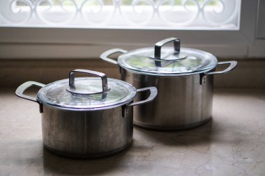 eski alüminyum paslanmaz çelik mutfak masasının üzerinde pot pişirme