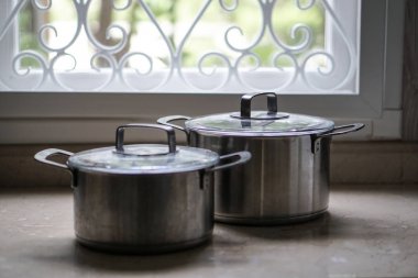 eski alüminyum paslanmaz çelik mutfak masasının üzerinde pot pişirme