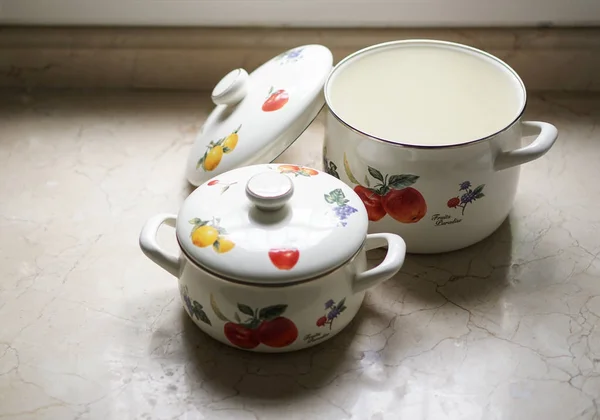 Olla de cocina vintage en la mesa de la cocina — Foto de Stock