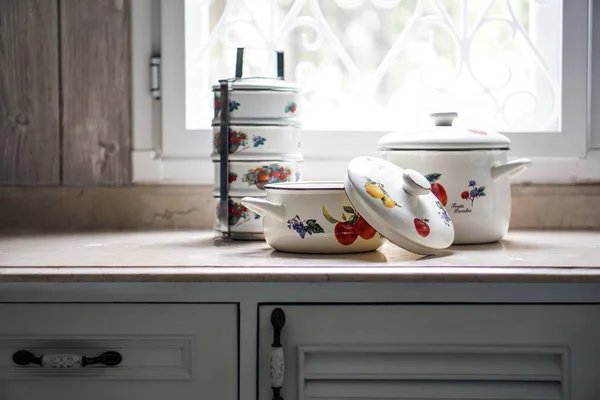 Plaque de cuisson vintage et porte-tiffin sur la table de cuisine — Photo