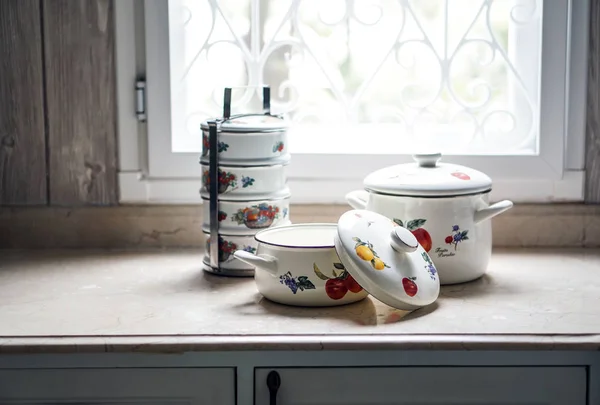 Olla de cocina vintage y tiffin portador conjunto en la mesa de la cocina —  Fotos de Stock