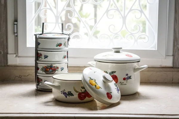 Mutfak masasının üstünde ayarla vintage pişirme tencere ve tiffin taşıyıcı