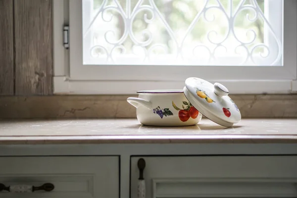 Olla de cocina vintage en la mesa de la cocina — Foto de Stock