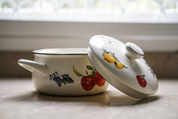 Olla de cocina vintage en la mesa de la cocina — Foto de Stock