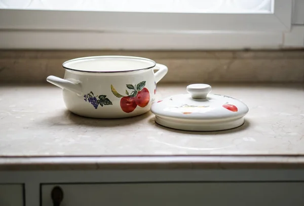 Olla de cocina vintage en la mesa de la cocina — Foto de Stock