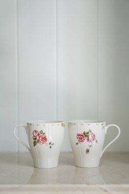 beyaz gül çiçek çiçek desenli Kupası