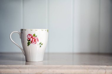 beyaz gül çiçek çiçek desenli Kupası