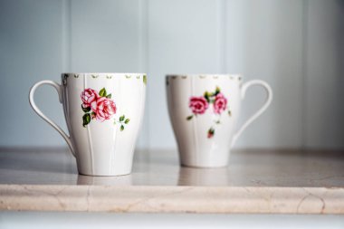 beyaz gül çiçek çiçek desenli Kupası