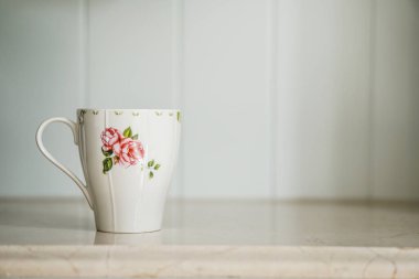 beyaz gül çiçek çiçek desenli Kupası