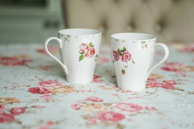 Bardakta bir çiçekli masa örtüsü