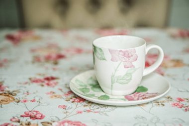 Bardakta bir çiçekli masa örtüsü