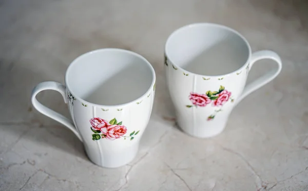 Blanc rose fleur motif floral tasse — Photo