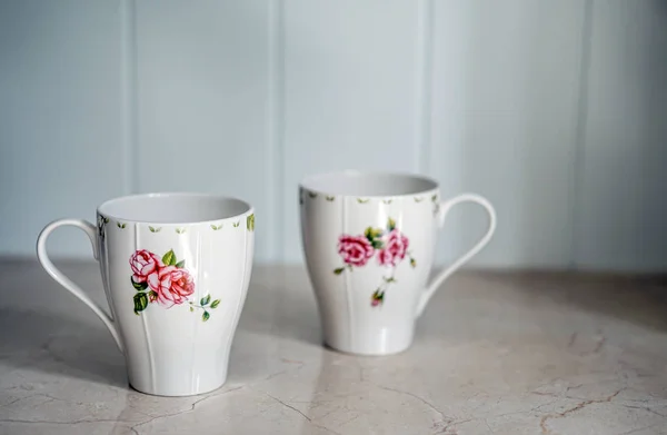 Blanc rose fleur motif floral tasse — Photo