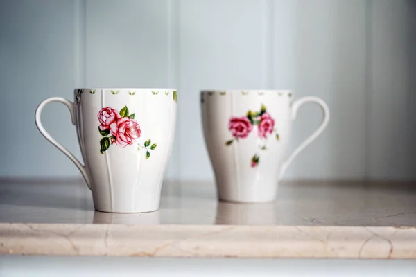 Bianco rosa fiore modello floreale tazza — Foto Stock