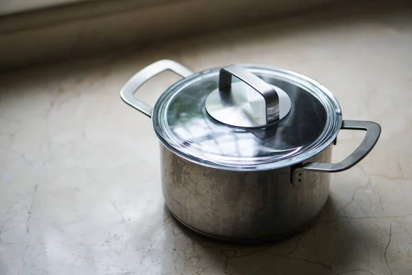 Olla de acero inoxidable de aluminio viejo en la mesa de la cocina — Foto de Stock