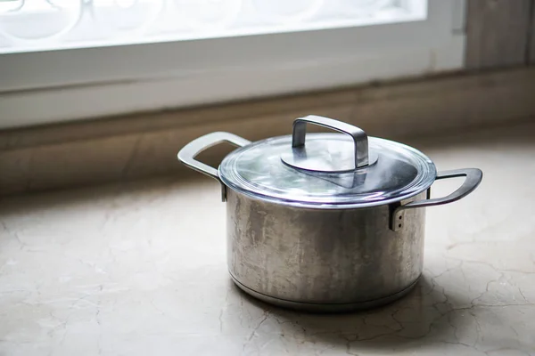 Olla de acero inoxidable de aluminio viejo en la mesa de la cocina — Foto de Stock