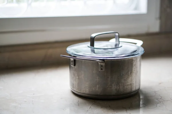 Olla de acero inoxidable de aluminio viejo en la mesa de la cocina — Foto de Stock