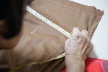 Büyükanne el kumaş üzerine çizim ölçmek
