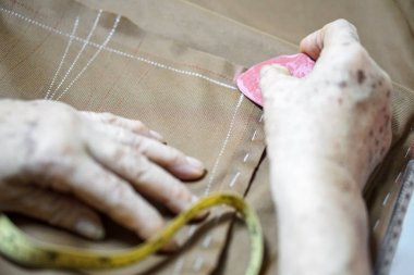 Büyükanne el işareti satırı için dikiş kumaş çizimi