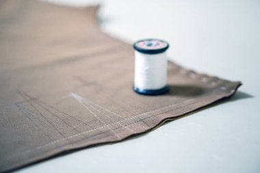 beyaz dikiş iplik ve kumaş tekstil kumaş yapmak için