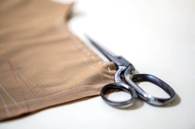 beyaz dikiş makas ve kumaş tekstil kumaş yapmak için