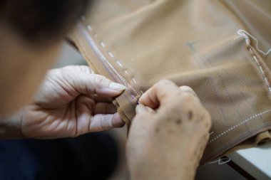 Büyükanne el iğne ve kumaş yapım dikiş