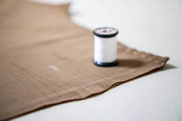 Fehér varrás fonál és szövet-textil anyag készítésére — Stock Fotó