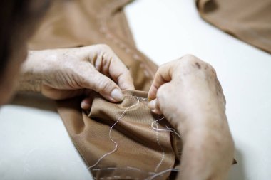 Büyükanne el iğne ve kumaş yapım dikiş