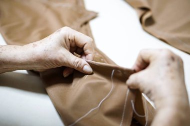 Büyükanne el iğne ve kumaş yapım dikiş