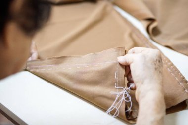 Büyükanne el iğne ve kumaş yapım dikiş