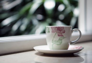 bir kahve çay fincanı pencerenin açık Manzaralı