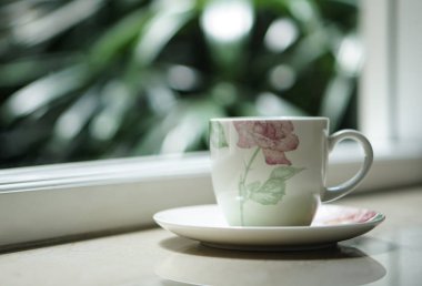 bir kahve çay fincanı pencerenin açık Manzaralı