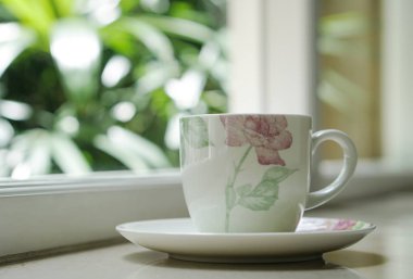 bir kahve çay fincanı pencerenin açık Manzaralı