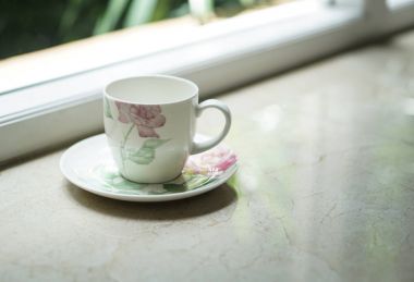 bir kahve çay fincanı pencerenin açık Manzaralı